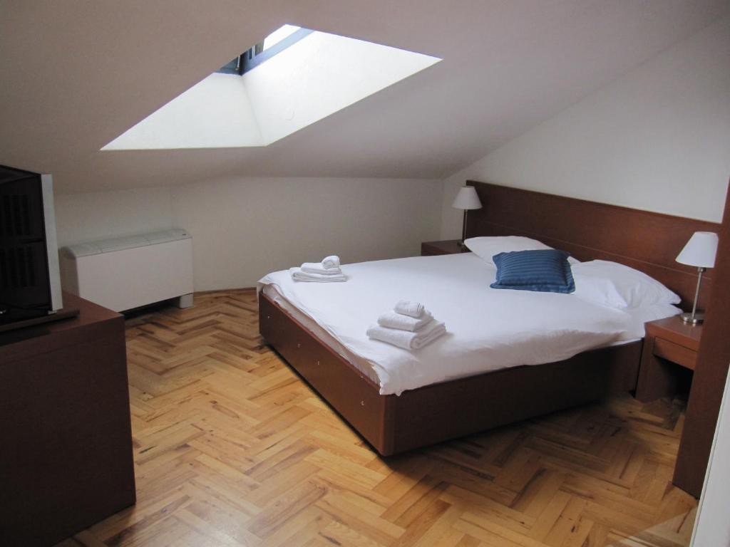 Double Room Attic,443186505:JPEG